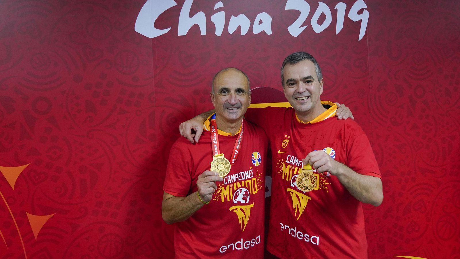 Enri Salinas y Cañete posan con la medalla. Enri Salinas y Cañete posan con la medalla.