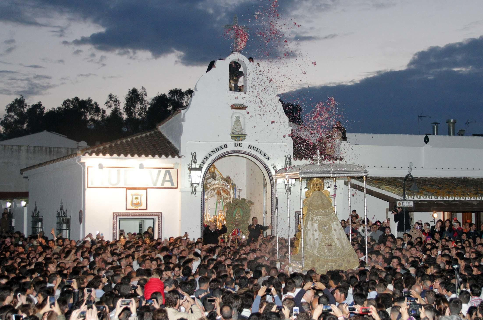 Las imágenes de la procesión de la Virgen del Rocío por la aldea en el Lunes de Pentecostés