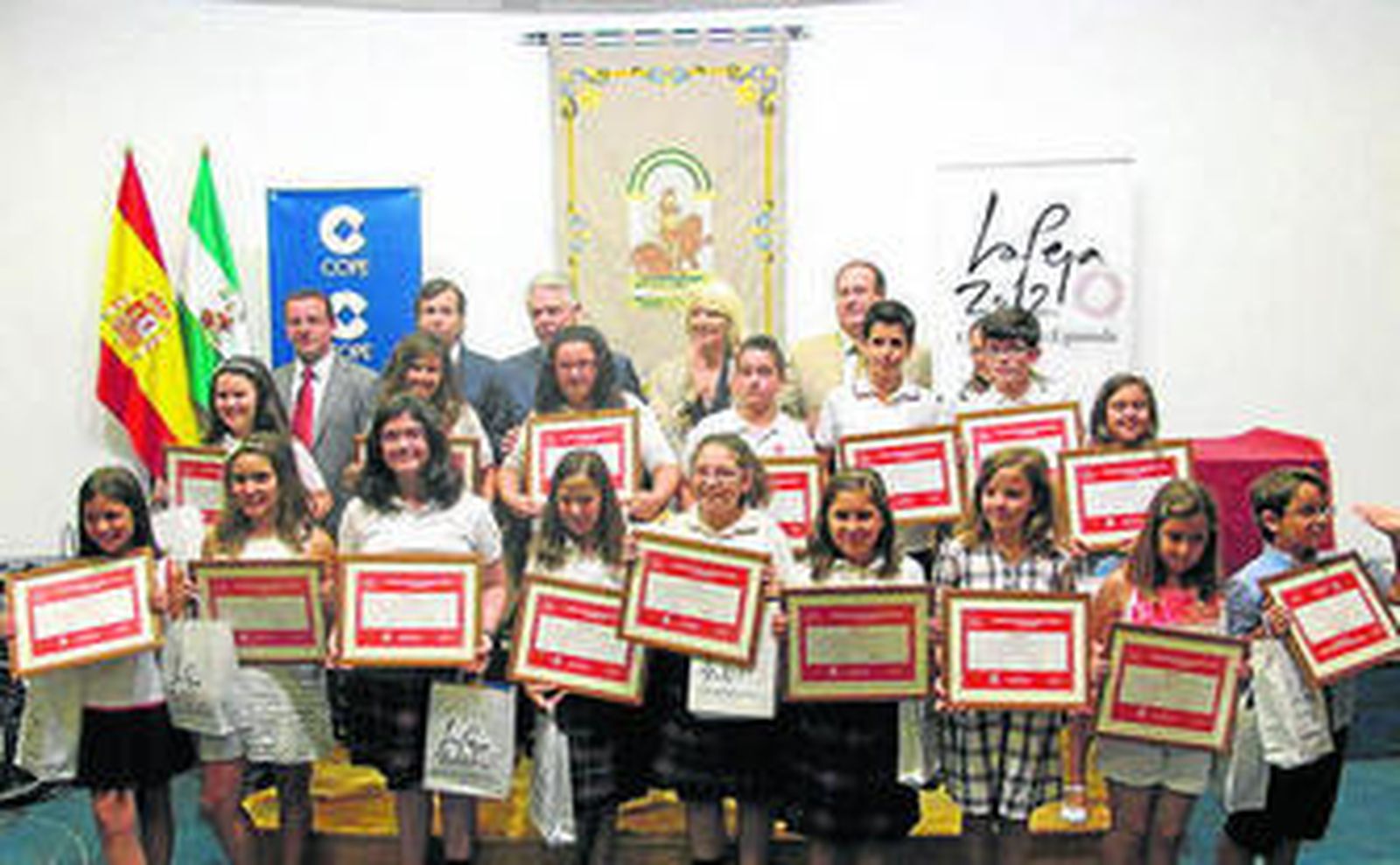 Los ganadores posan con las autoridades.