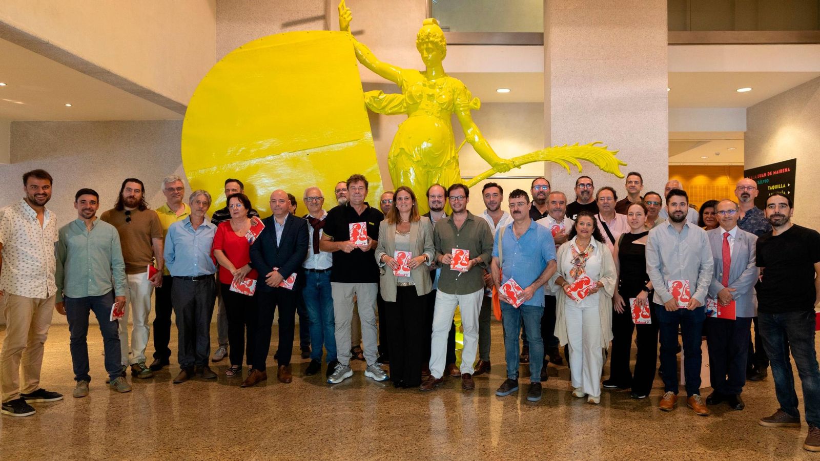 Angie Moreno, Fernando Mañes y Fernando R. Campomanes rodeados de algunos protagonistas de la programación