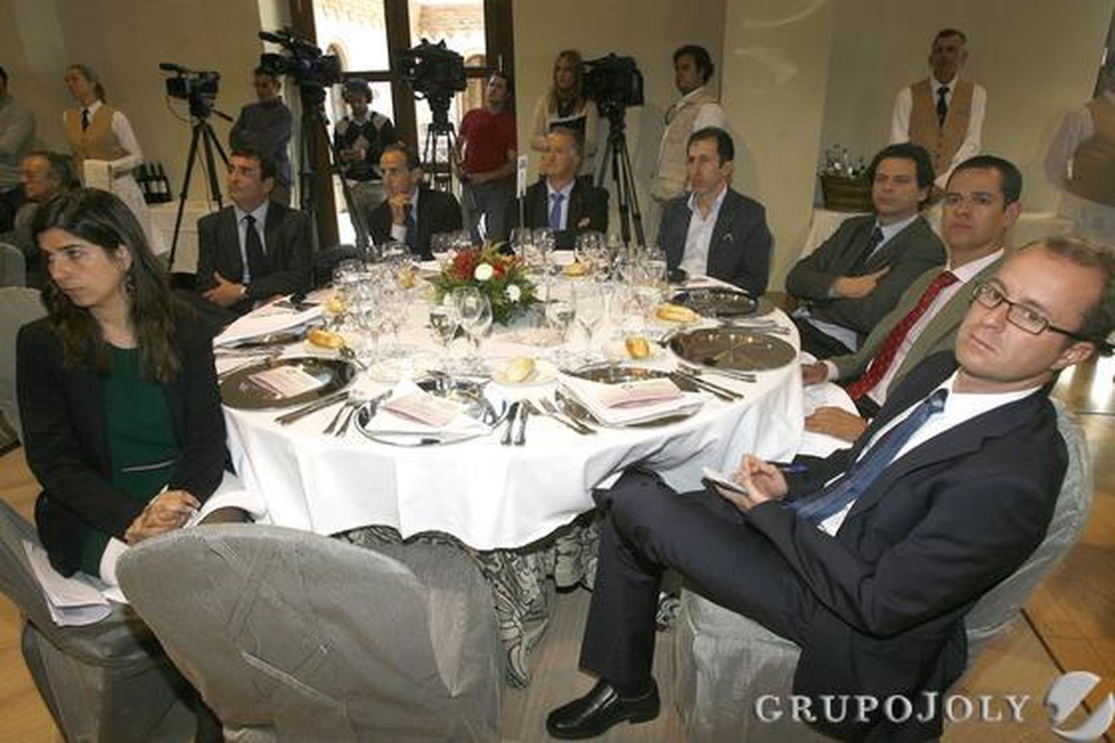Marta González, Ignacio García Cosgaya, director comercial y de marketing del Grupo Joly; el director general de Bogaris, Manuel Moyano Reyes; el alcalde de Tarifa, Juan Andrés Gil; el gerente de El Faro de El Puerto, Fernando Córdoba; Rafael García Coullaut, Íñigo Baños Torrejón, ambos de Bogaris, y el periodista Jorge Garret.

Foto: Julio Gonzalez-Joaquin Pino-Jose Braza