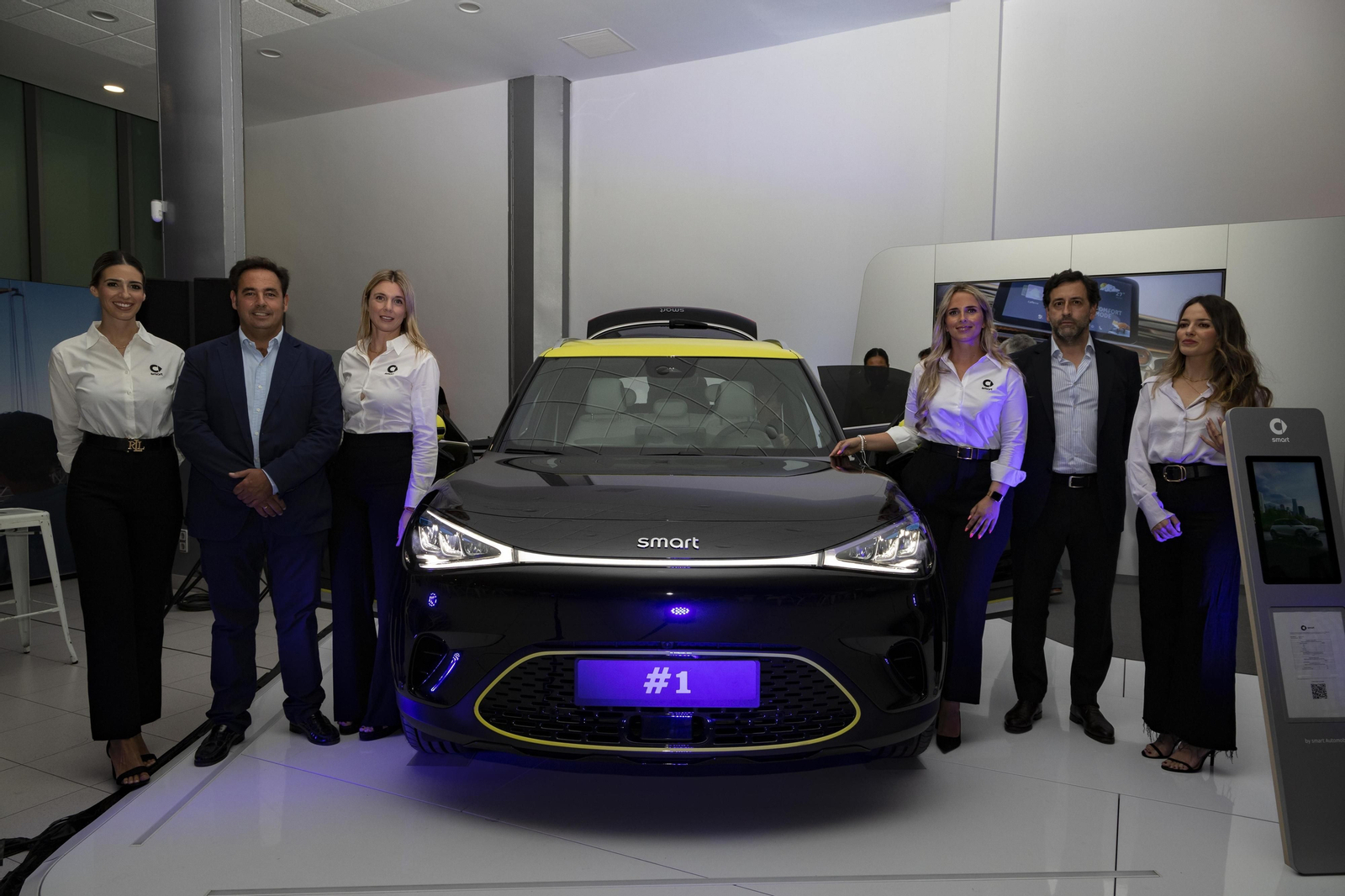 Momento de la presentación del nuevo vehículo eléctrico en las instalaciones de Cadimar