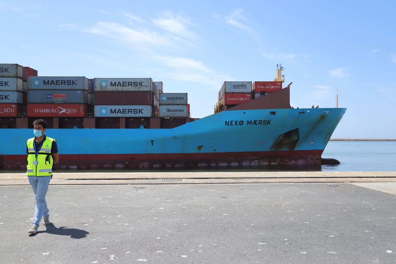 Imágenes de la llegada del buque Maersk al Puerto de Huelva, que abre las escalas con la línea entre Leixoes y Algeciras