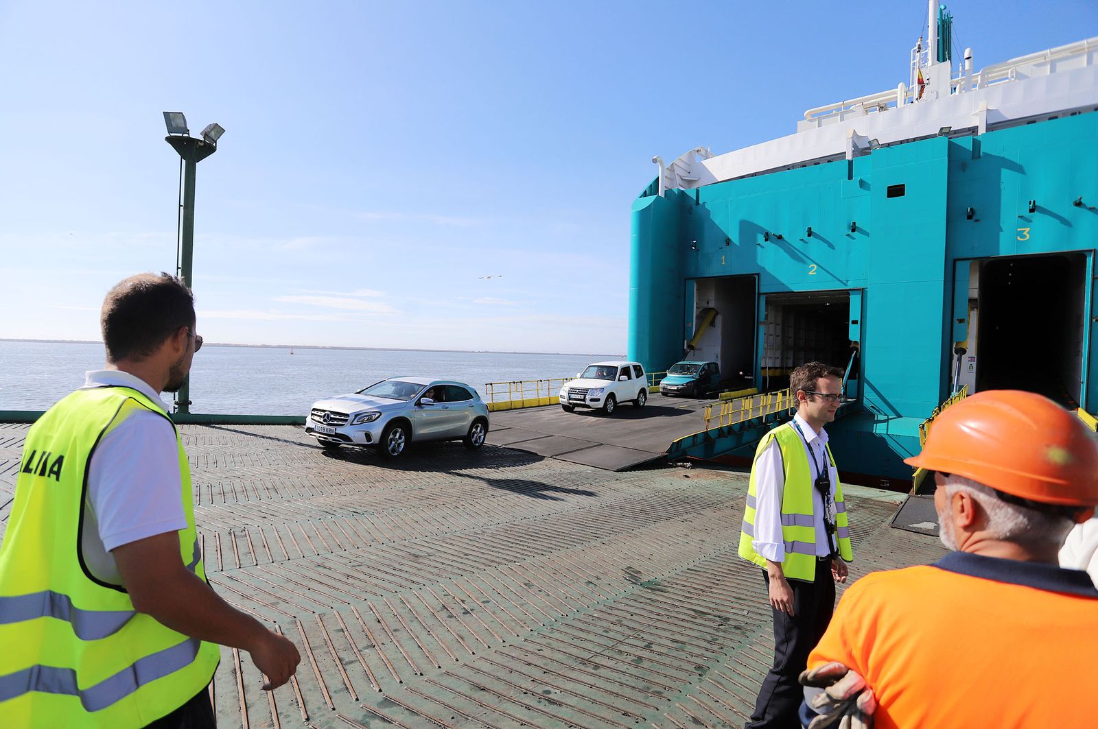 Imágenes de la llegada de un buque de Baleària al Puerto de Huelva