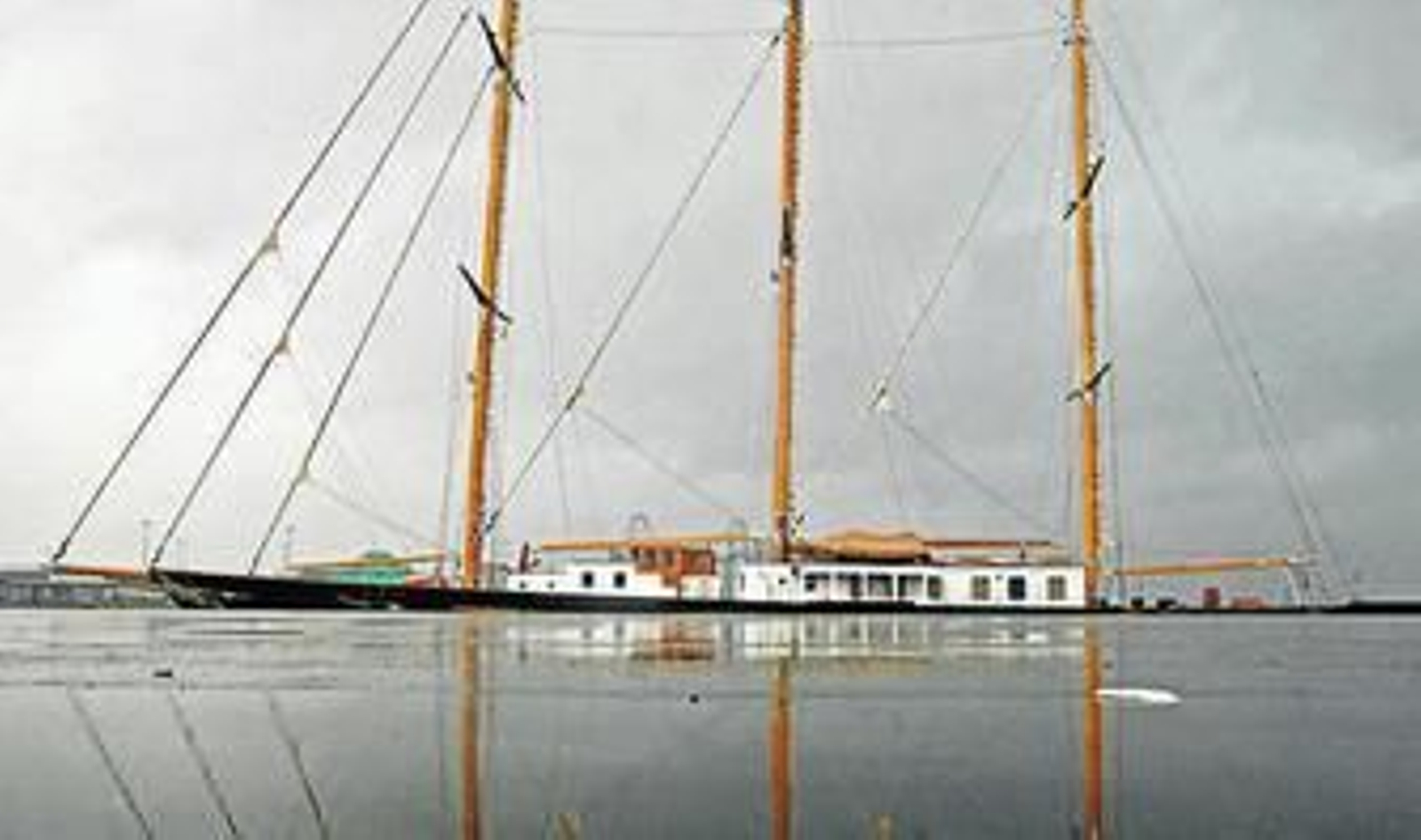 El 'Fleurtje', ayer en Isla Verde.