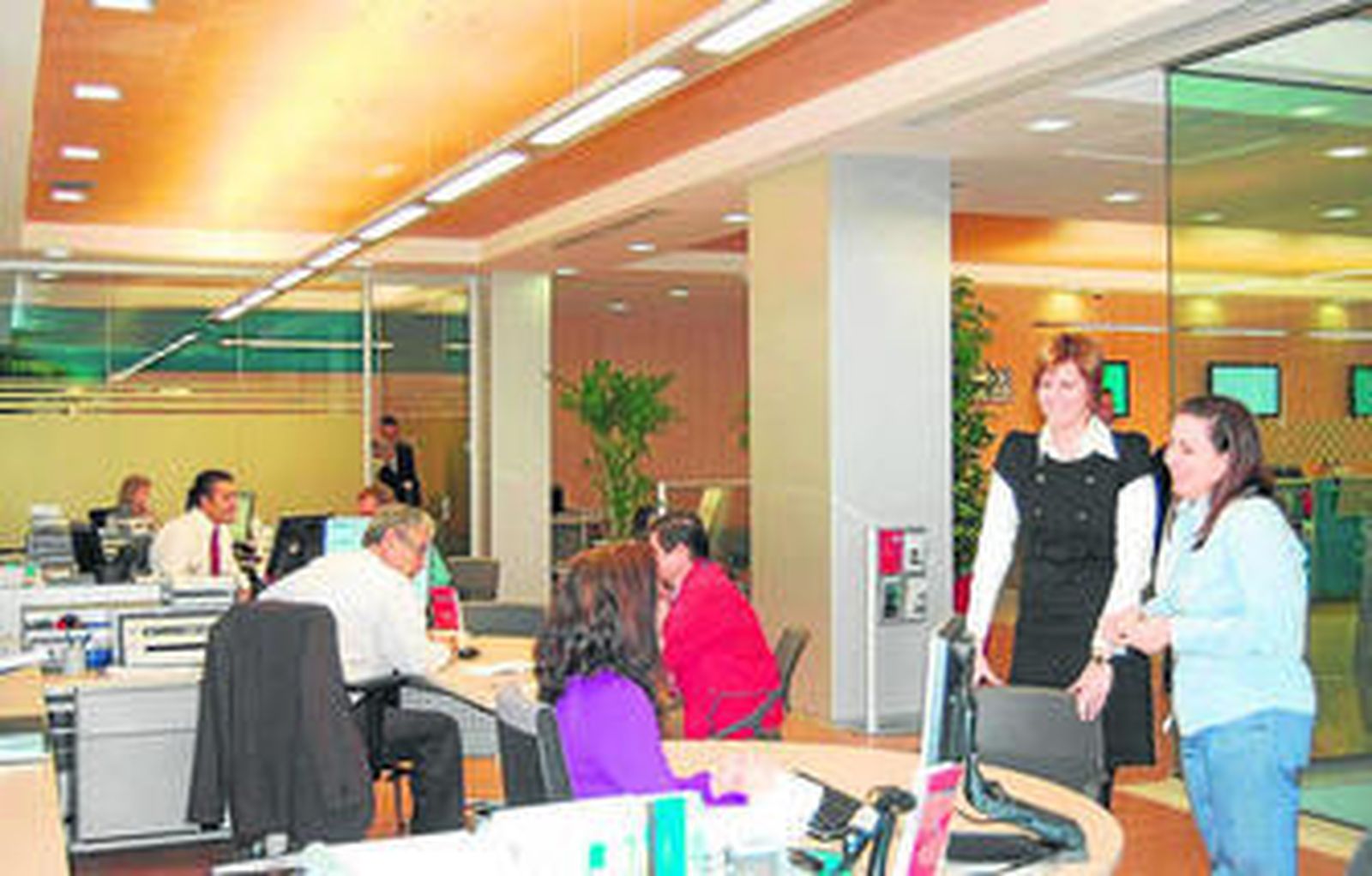 Imagen de archivo de una de las oficinas de Cajamar en la capital almeriense.