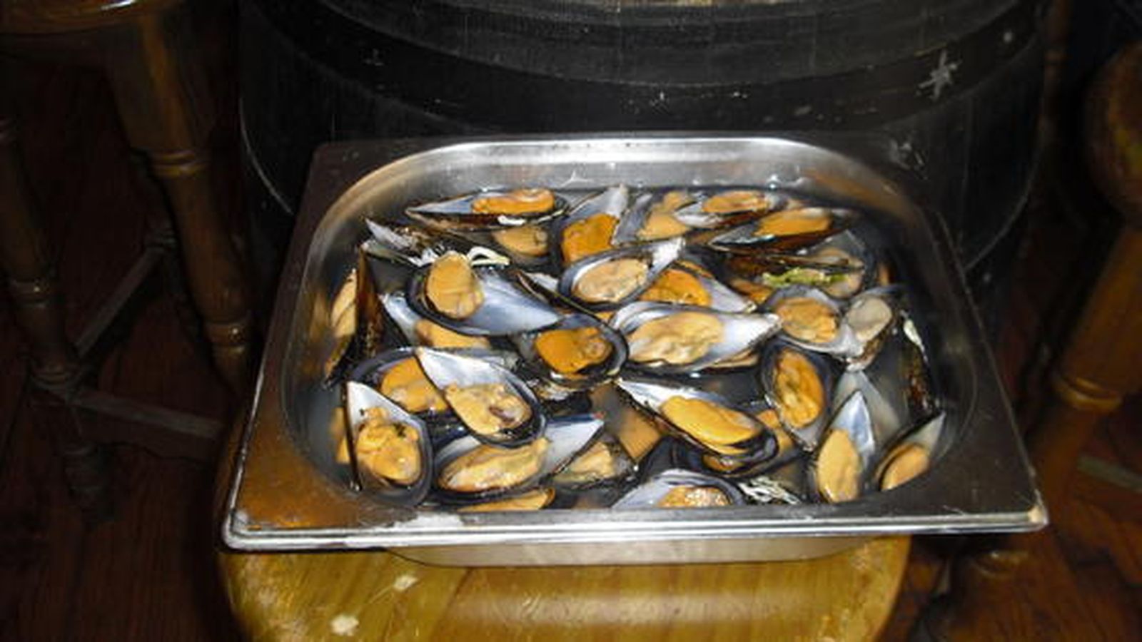 Taberna La Marea

Sin llegar a ser una marisquería, la Taberna La Marea ofrece como plato de la casa los mejillones enanos salteados. Una ración de este marisco, acompañada con una botella de vino blanco o una jarra de cerveza, sale por unos 7 euros. Para una mayor variedad de mariscos ofrecen diferentes surtidos desde 16 euros. El vino dulce en barril tampoco podía faltar para acompañarlo con las otras, las conchas finas...

Calle Méndez Núñez, 9, esquina a Plaza Uncibay.