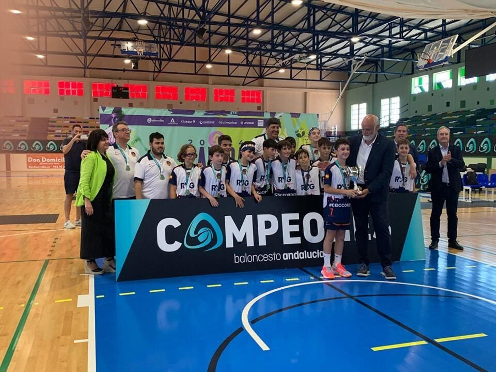 Javier Vidal hace entrega del trofeo de campeón al Ciudad de Córdoba