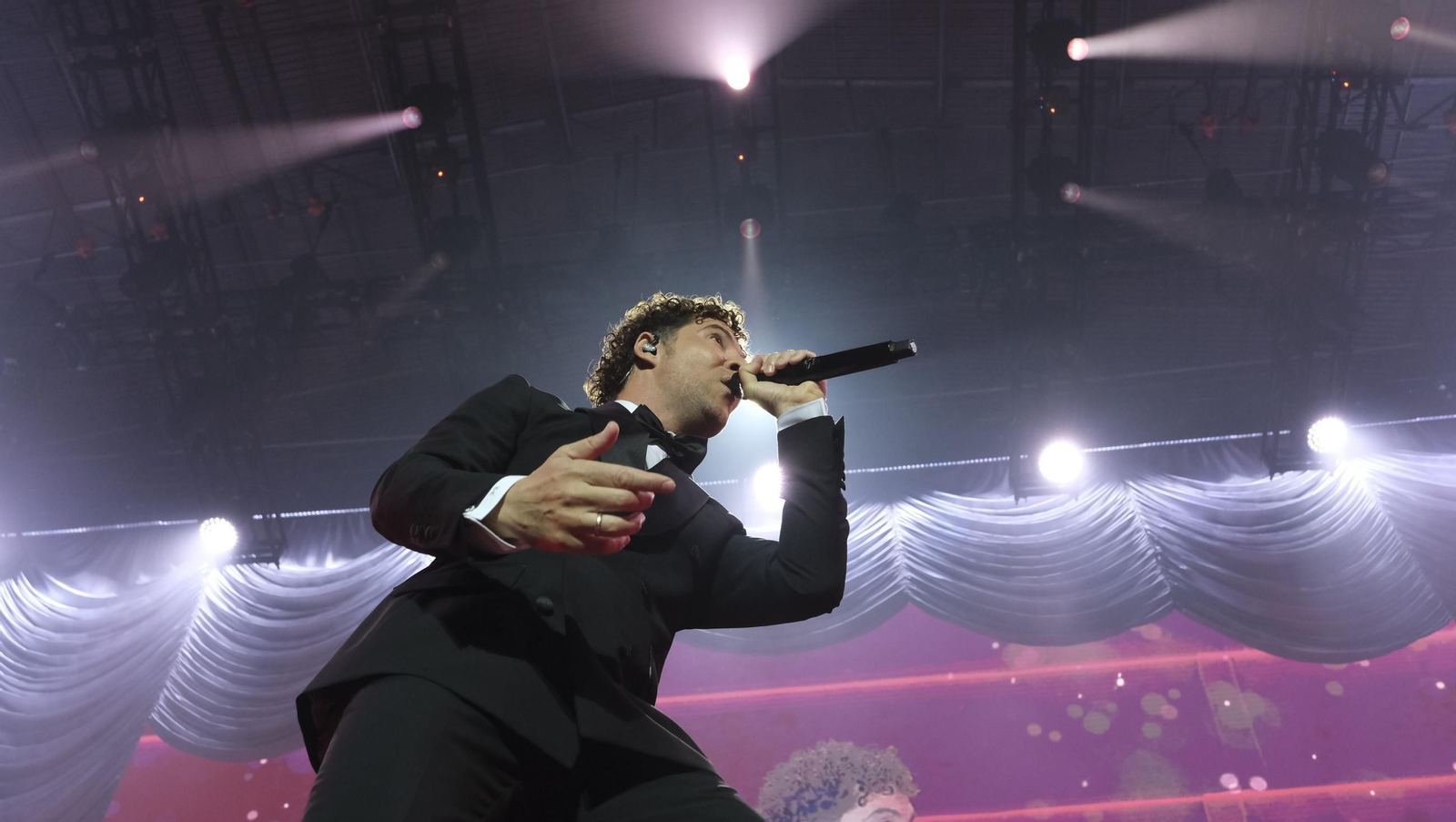 David Bisbal enamora a su Almería en el inicio de la gira 'Todo es Posible en Navidad', en fotografías