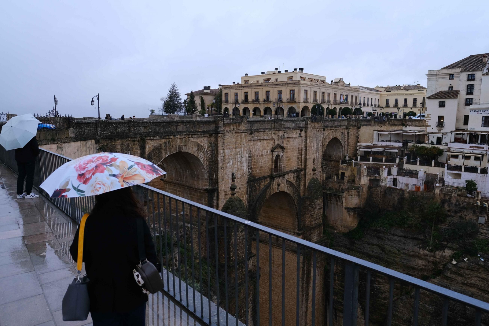 Estampas de la lluvia en Ronda en una fotografía de archivo. Estampas de la lluvia en Ronda en una fotografía de archivo.