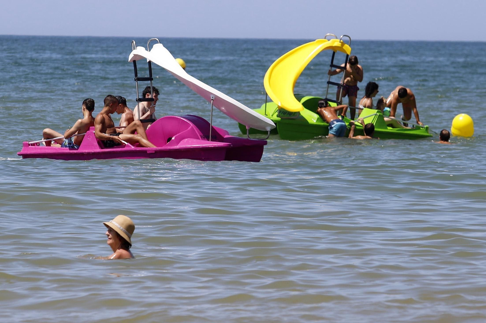 Imágenes de la playa de Matalascañas en un domingo caluroso