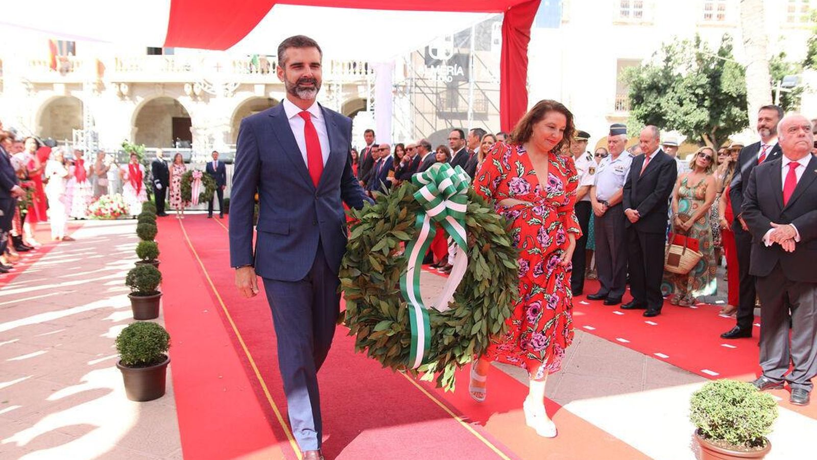 Los consejeros Fernández-Pacheco y Crespo participaron de la ofrenda.