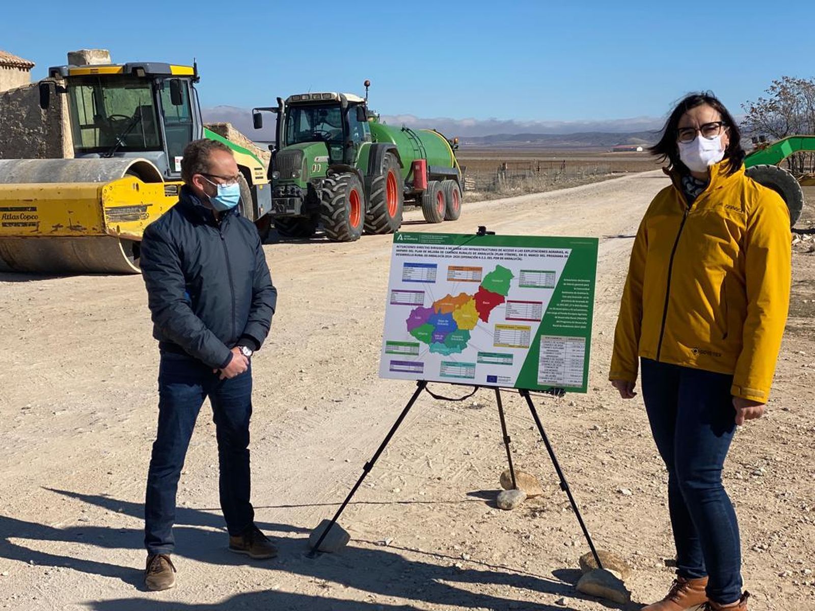 La delegada territorial de Agricultura, Ganadería y Pesca, María José Martín, visita junto con el alcalde de Puebla de Don Fadrique, Mariano García Castillo, uno de los caminos rurales en los que actúa el Plan Itínere