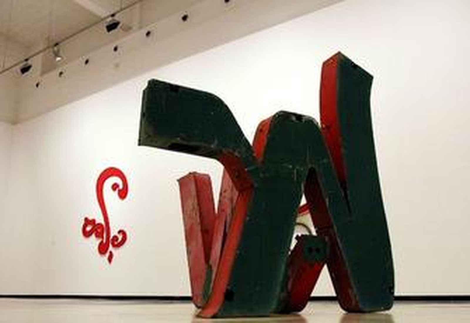 El artista se ha especializado en  frases o palabras resultantes del ensamblaje de letras de letreros desechados de diferentes materiales