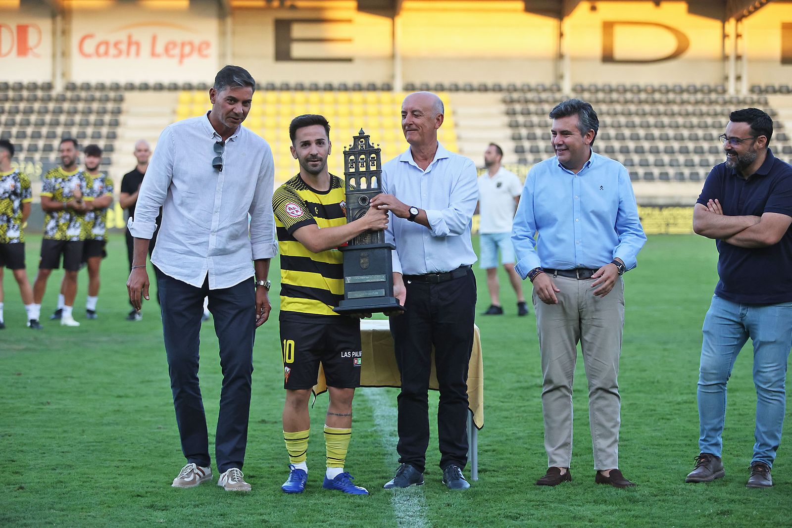 Imágenes del Trofeo de la Bella entre el San Roque de Lepe y el Recreativo de Huelva