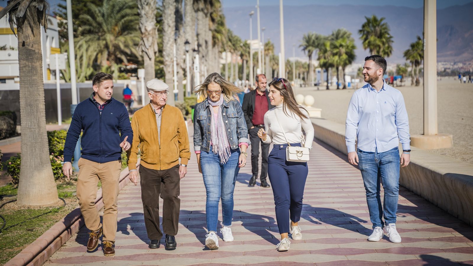 Gabriel Amat se dirige a la Playa La Romanilla con varios ediles.