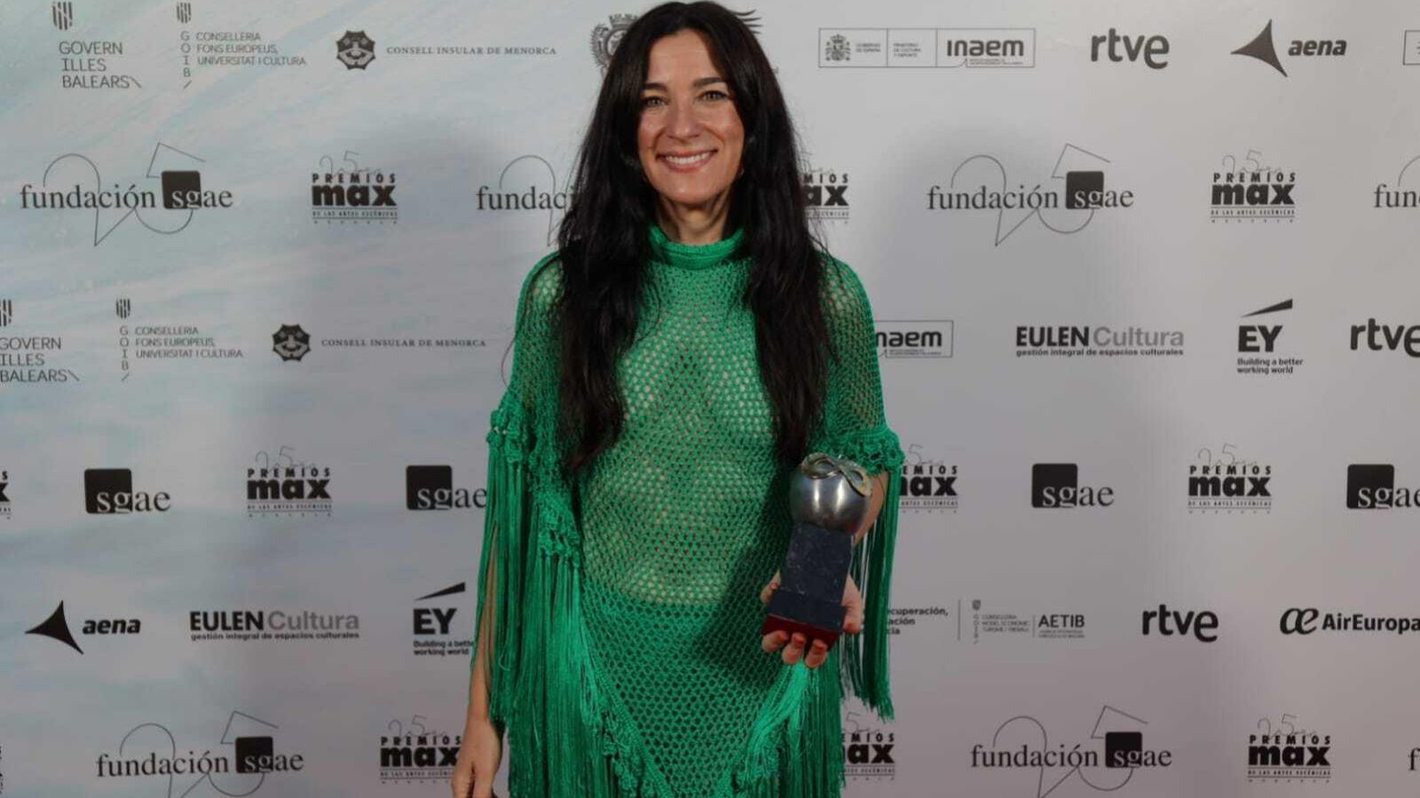 La actriz y autora teatral Alessandra García con su premio Max. La actriz y autora teatral Alessandra García con su premio Max.