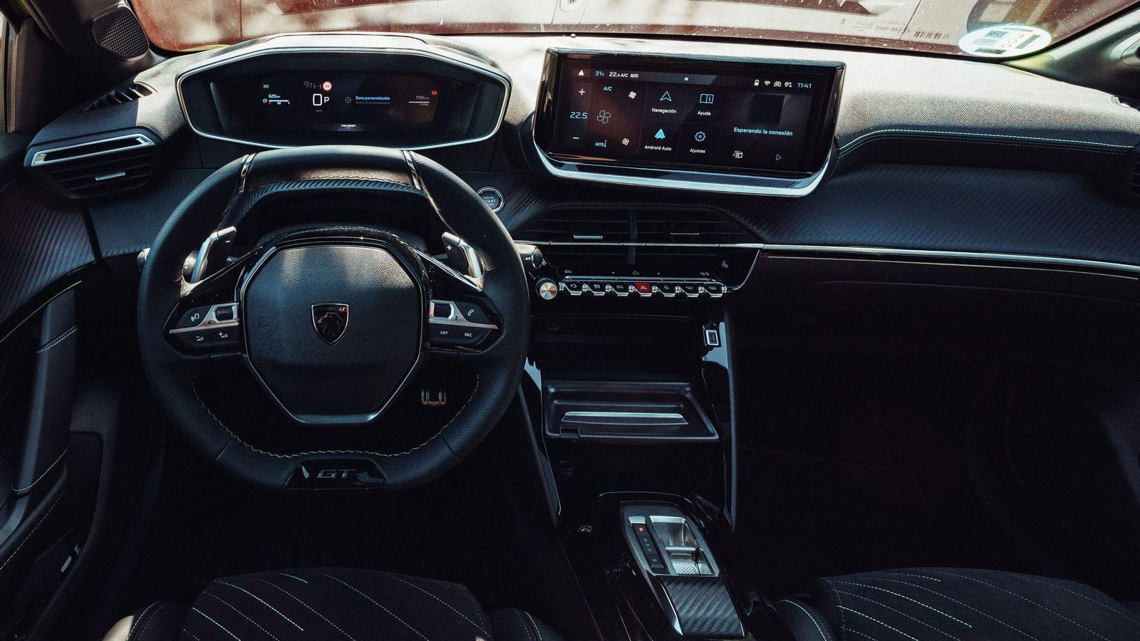 Las levas del volante permiten el control del cambio de doble embrague en modo manual. Las levas del volante permiten el control del cambio de doble embrague en modo manual.