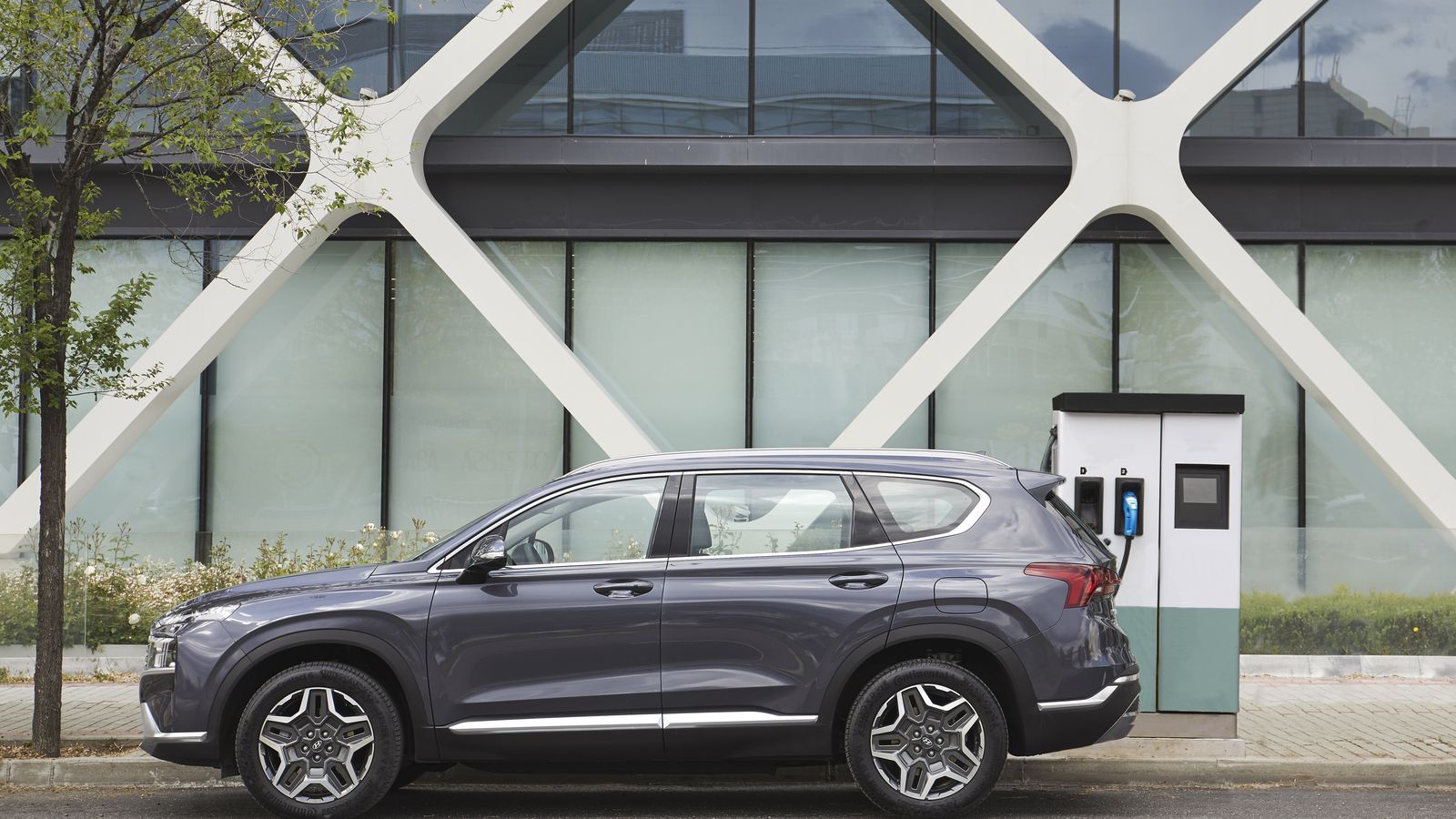 La mitad de los vehículos que vende Hyundai en España cuentan con algún tipo de electrificación siendo muchos de ellos híbridos o eléctricos.