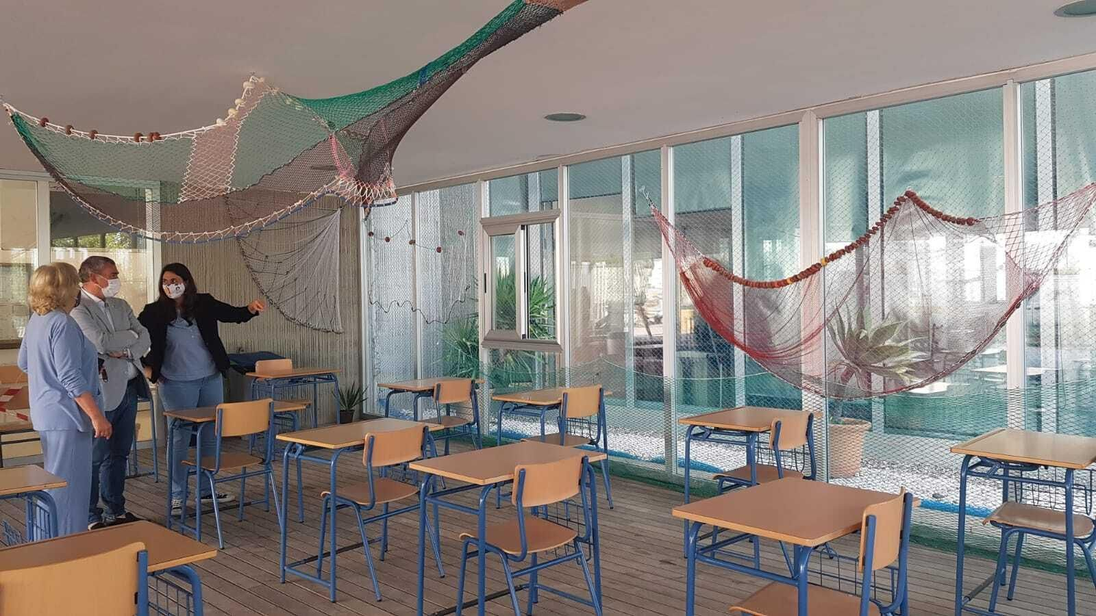 El delegado territorial de Educación con la directora y vicedirectora del instituto Marítimo Zaporito.