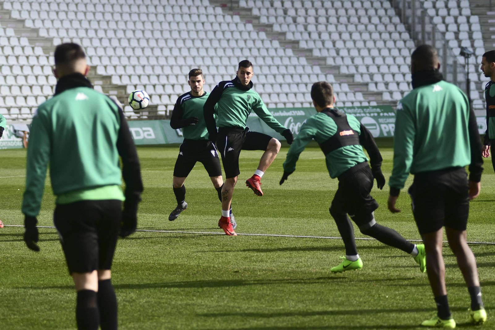 Sergi Guardiola toca el balón rodeado de compañeros durante un ejercicio en un entrenamiento en El Arcángel.