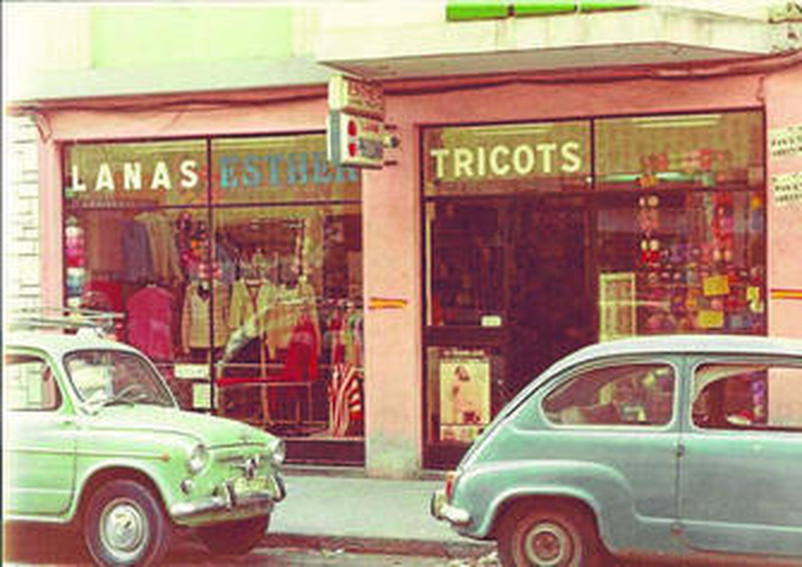 1. Imagen de la fachada de la tienda cuando se inauguró en 1973. 2 y 3. María Pasión Florido del Corral atiende a unos clientes y posa junto a la báscula que durante décadas se usó para vender lana al peso.