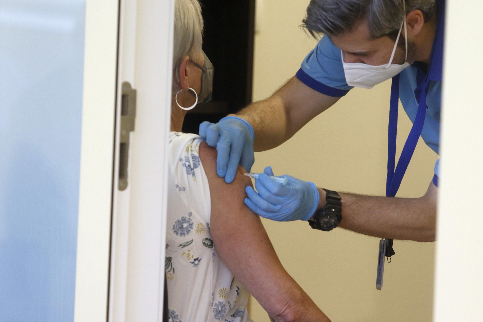 La ilusión de los primeros vacunados con Janssen en Córdoba para combatir el coronavirus, en imágenes