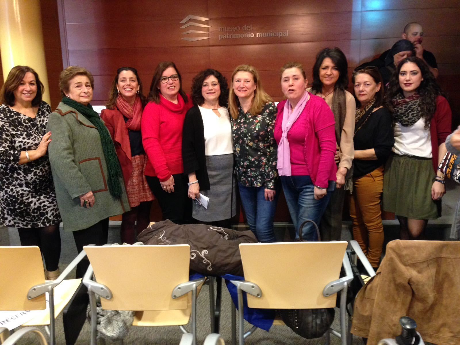 Paqui  Aguilar, la presidenta de ASAMMA, posa junto a Carmen Burgos, Estefanía Macías, la psicóloga de la asociación y algunas asistentes a la jornada.