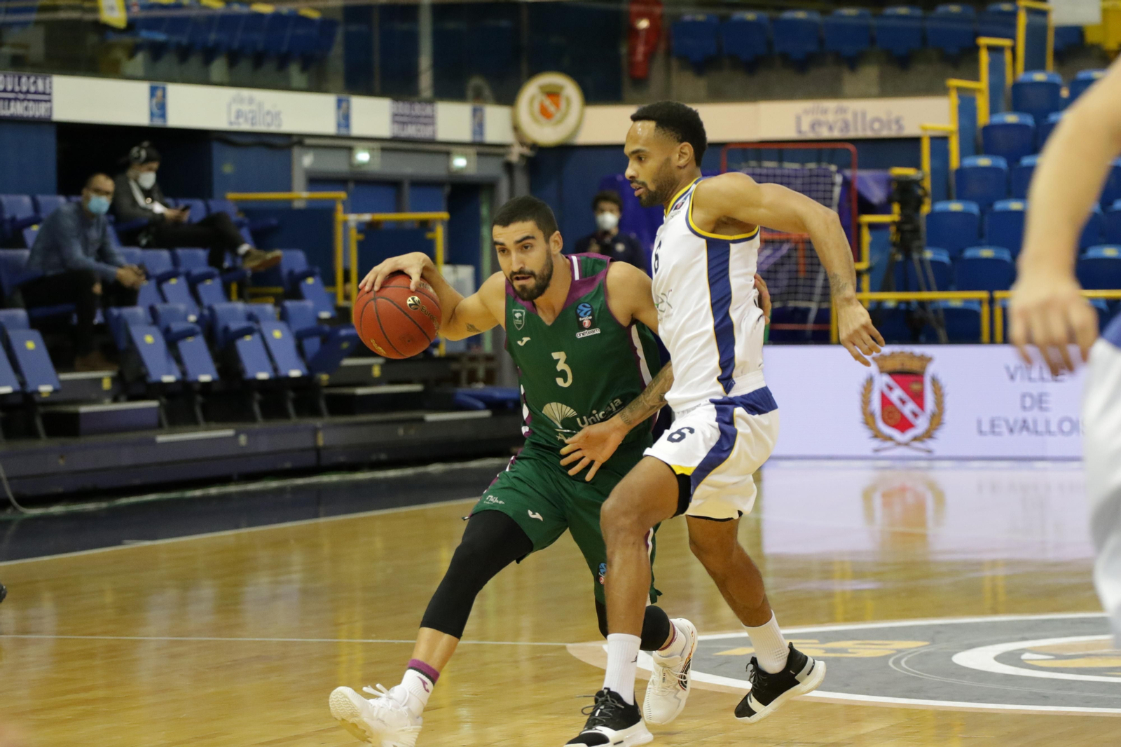 Jaime Fernández bota el balón. Jaime Fernández bota el balón.