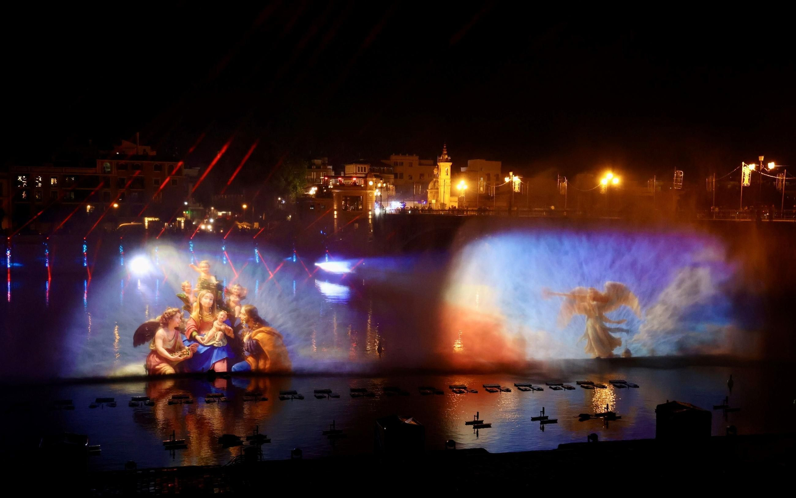 Así es la nueva edición de 'Navigalia': las fotos del espectáculo en el río