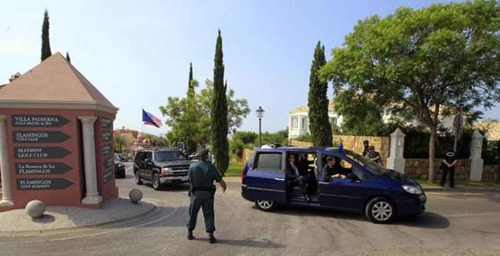 El escolta personal de Michelle Obama a la llegada del hotel Villa Padierna./Sergio Camacho