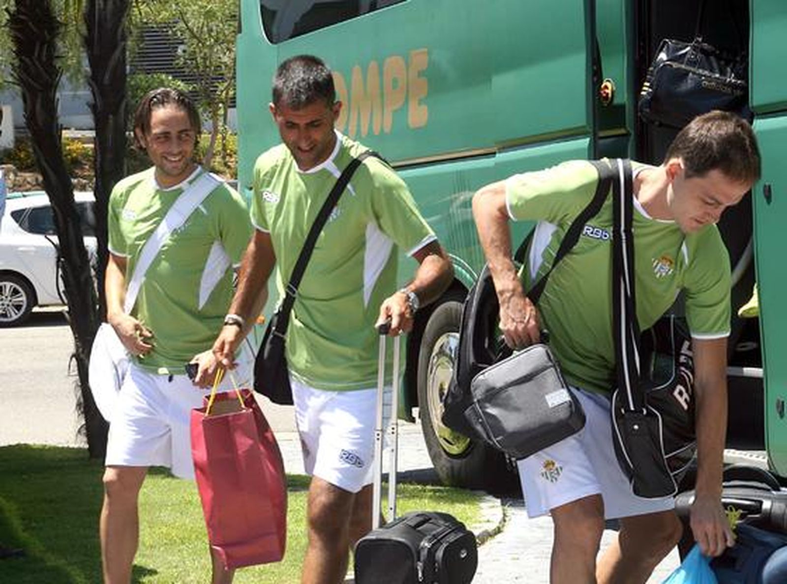 Sergio García, Ricardo y Nano recogen su equipaje del autobús del club.

Foto: Espínola