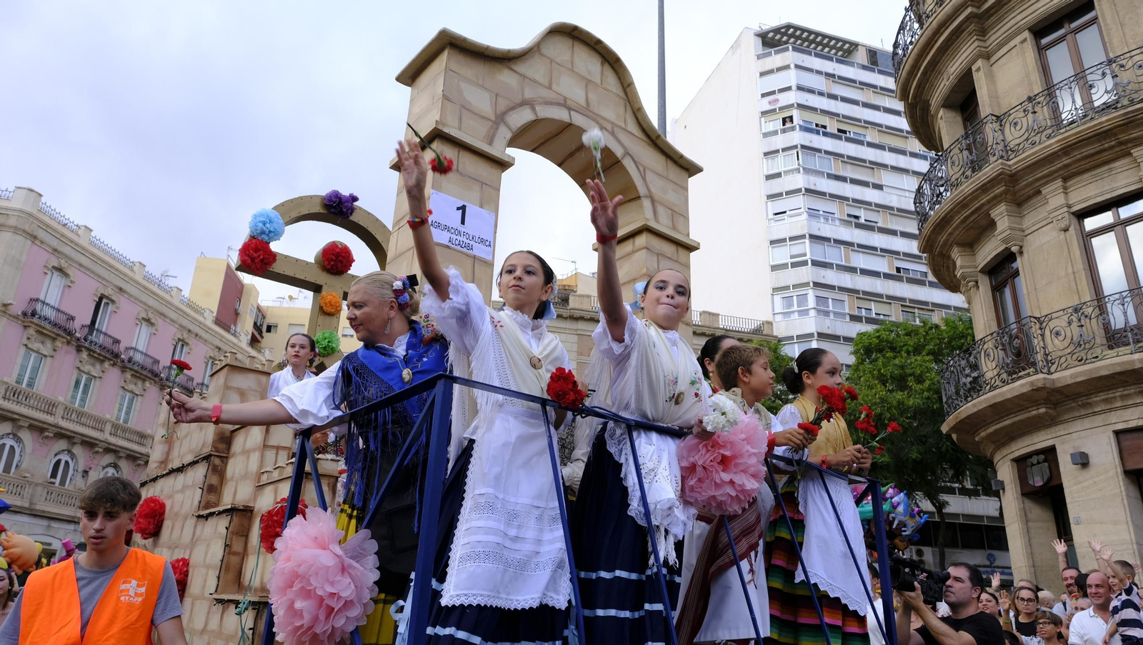 El centro de la capital ha disfrutado de la Batalla de las Flores, una cita consolidada en la Feria almeriense.