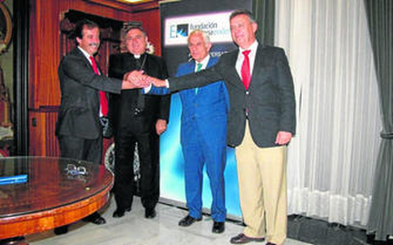 Alcalde, obispo de Jerez, presidente de la Fundación Sevillana Endesa y director general, ayer tras la firma.
