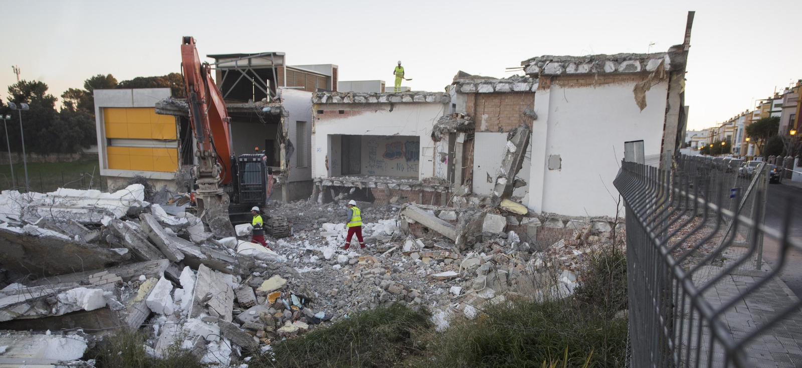 El momento de la demolición del edificio en Castilleja de Guzmán, que se inició a finales de 2016.