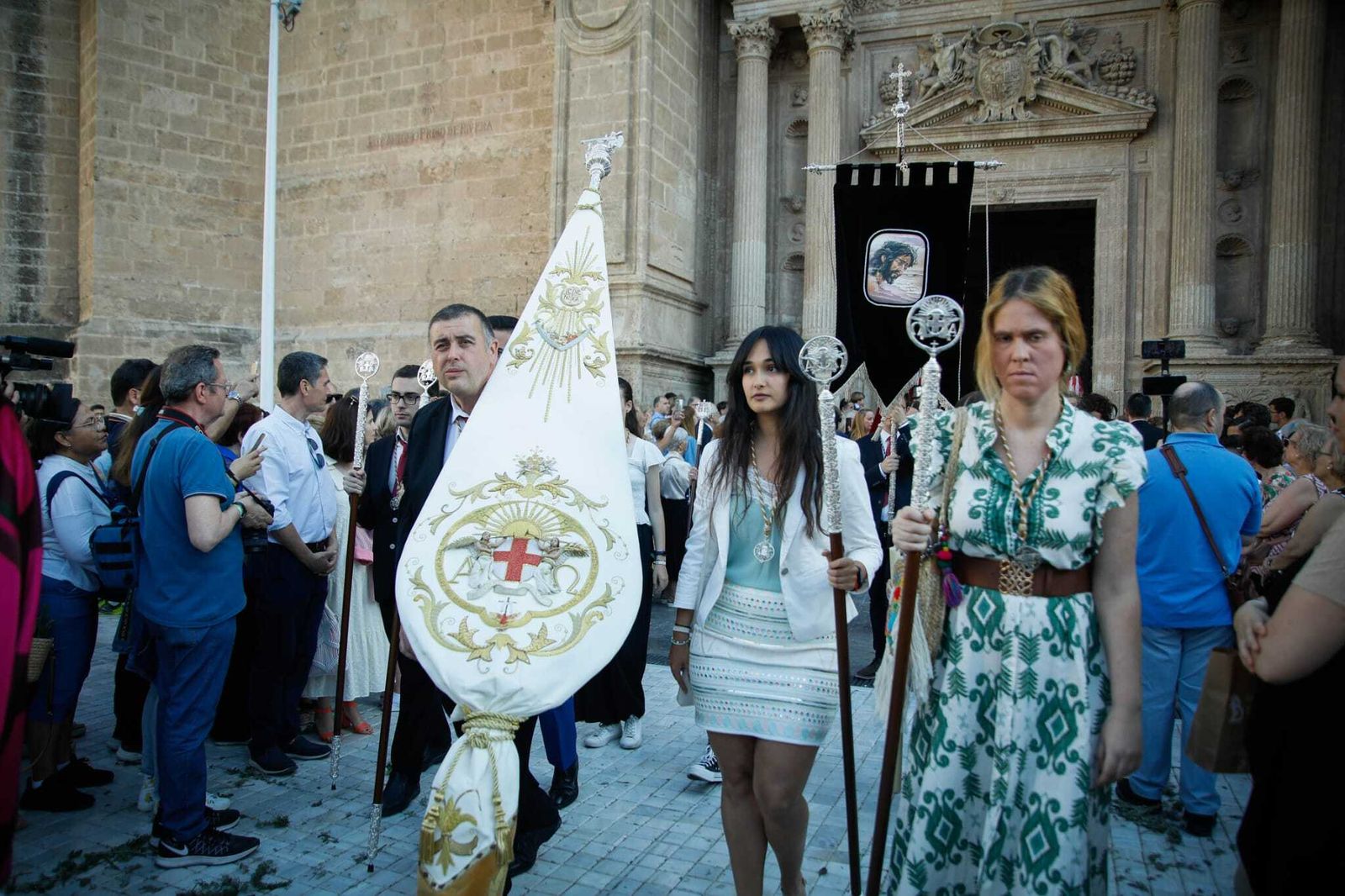 Imágenes de la procesión del Corpus Christi en Almería: así han sido la misa y la posterior marcha por la capital
