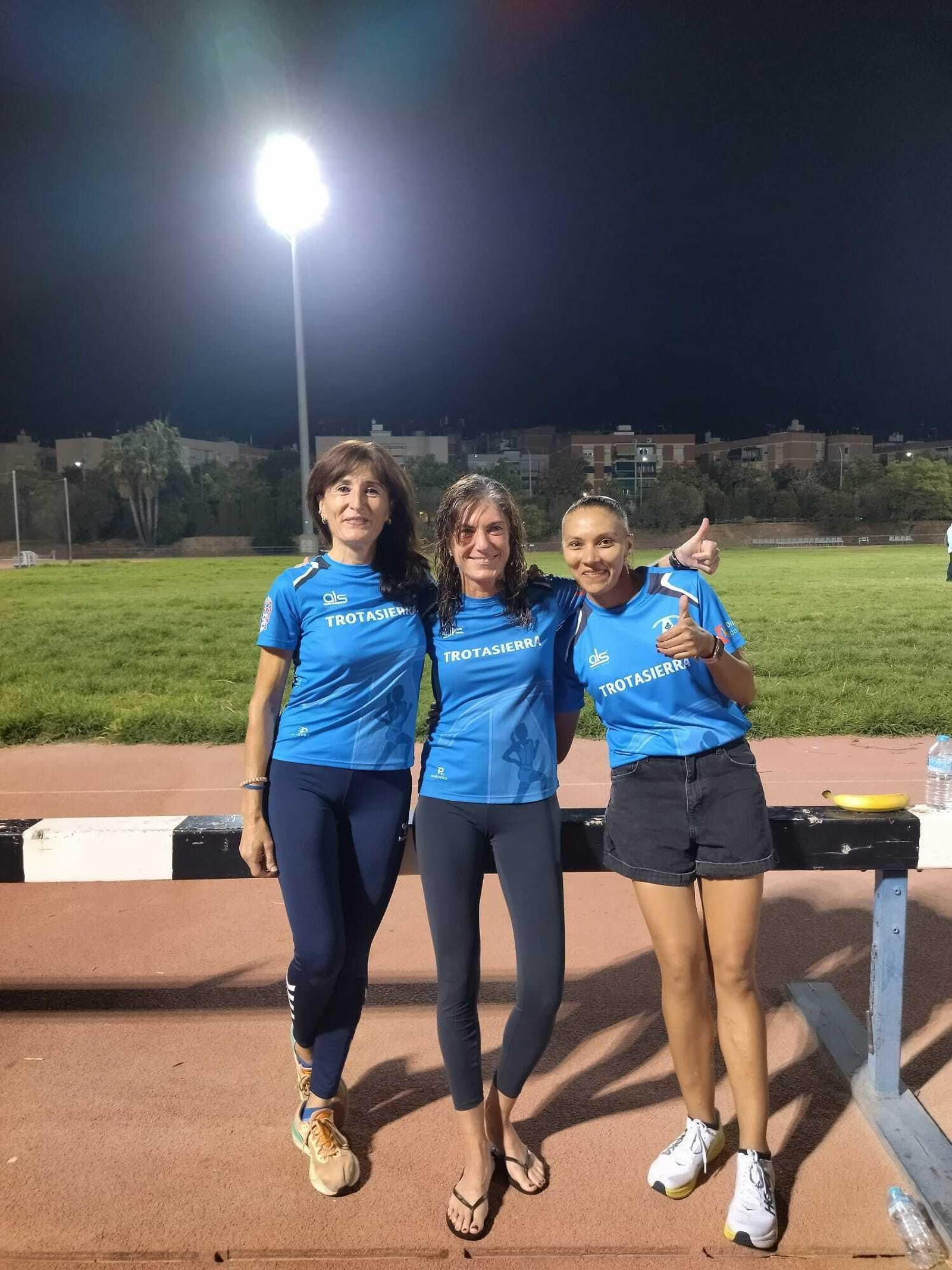 Las tres primeras clasificadas de la Carrera de la Mujer posan en El Fontanar.