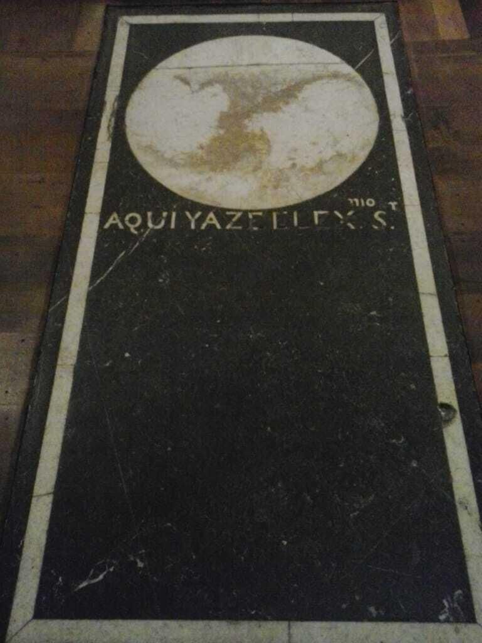 Lápida funeraria de Francisco de Paula Bucarelli y Ursúa, en la capilla de Nuestra Señora del Camino, de la iglesia de San Saturnino de Pamplona.