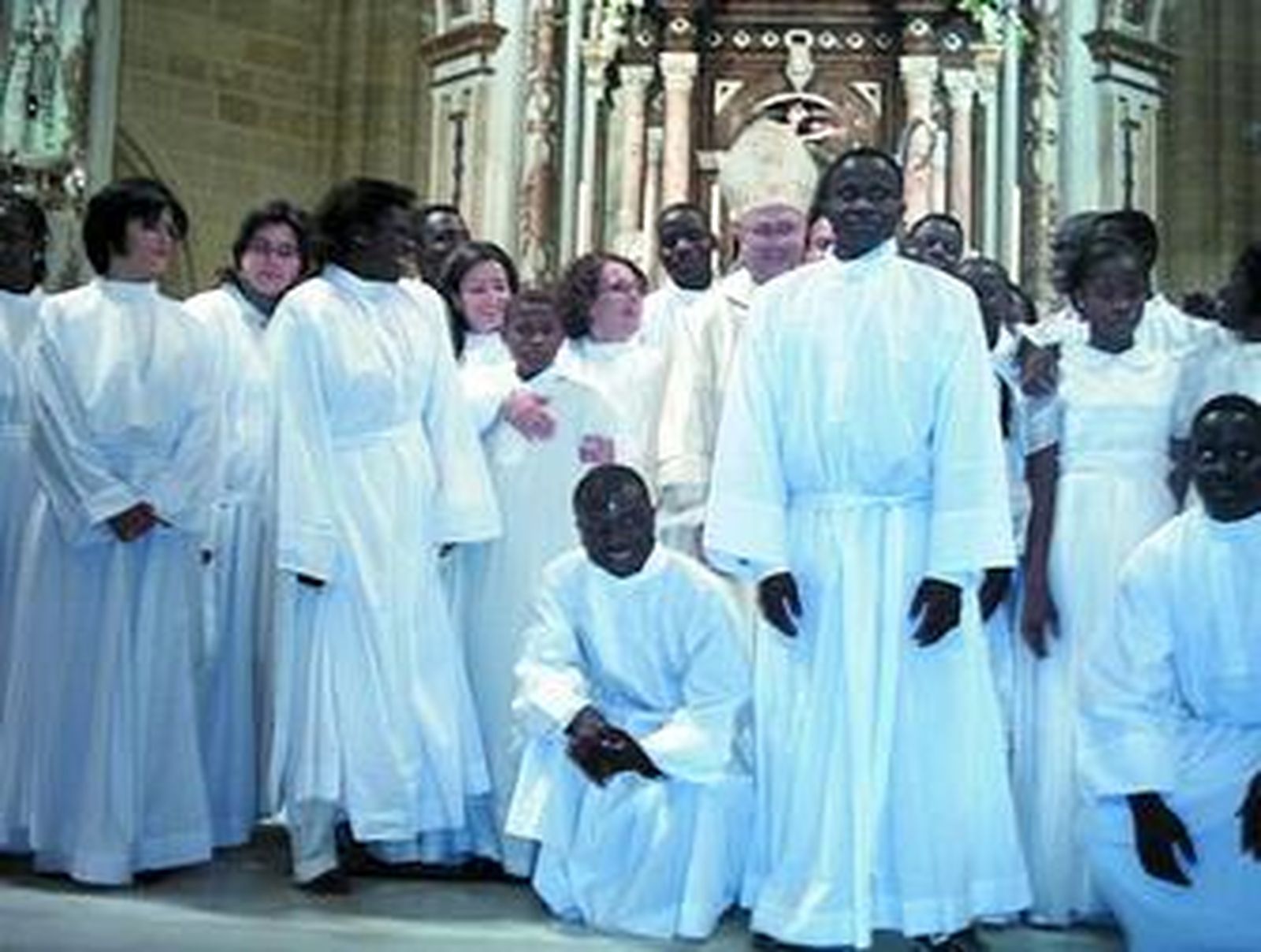 Un grupo de los que recibieron los sacramentos en la Catedral de Almería.