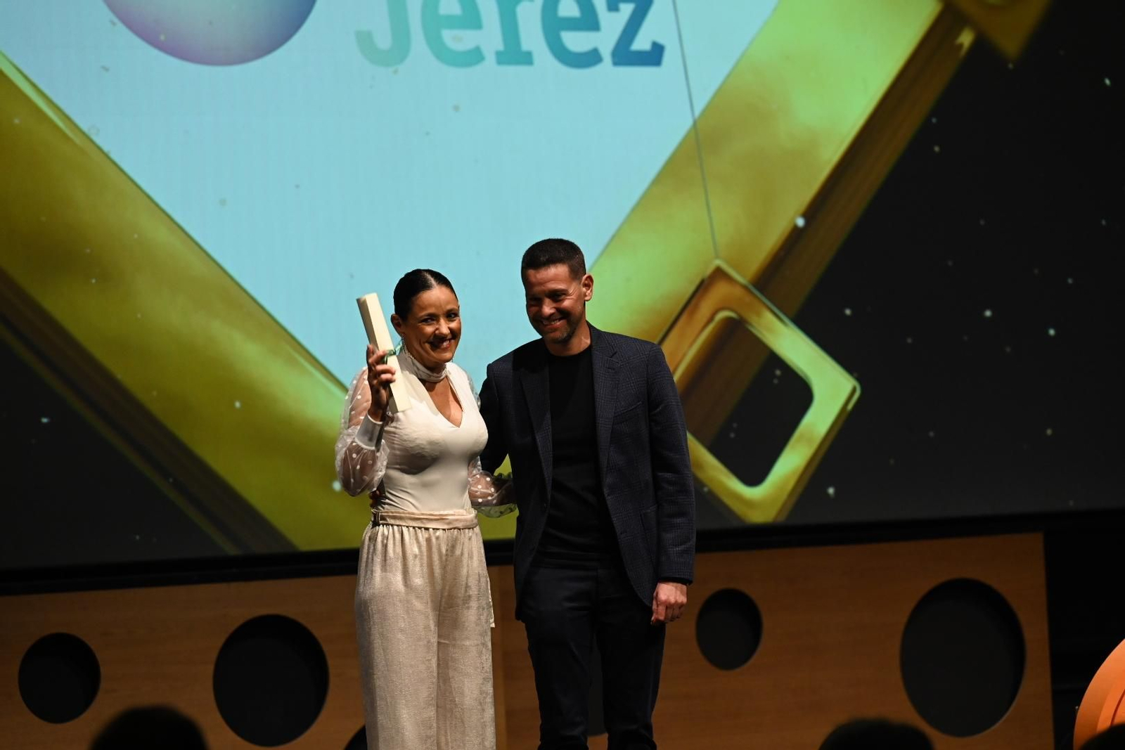 María del Mar Carrasco recibiendo el galardón a mejor televisión municipal para Onda Jerez.