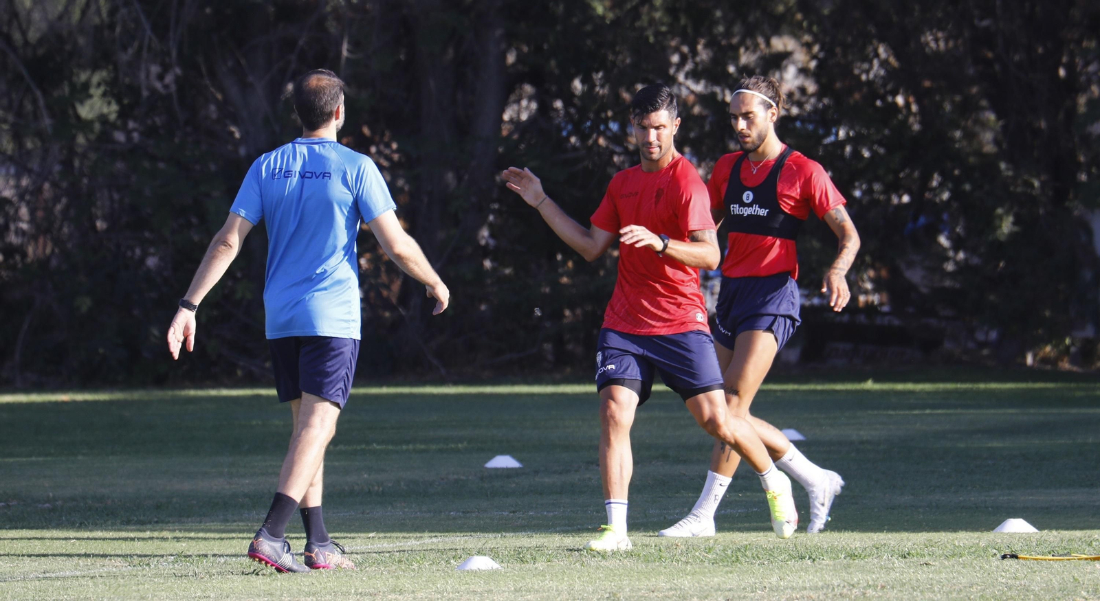 Willy y Gudelj se ejercitan al margen junto a Miguel Ángel Moriana.