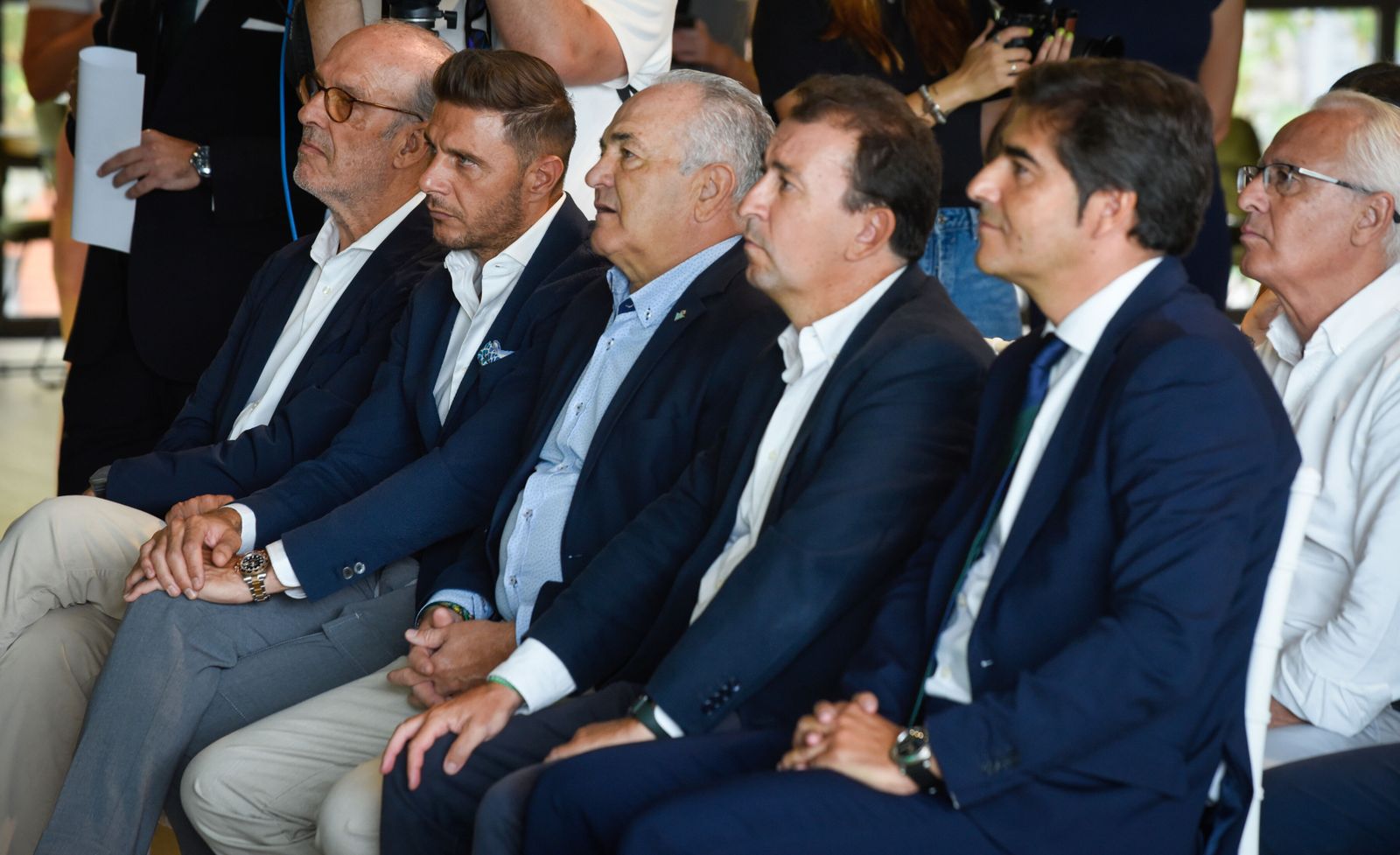 Ángel Haro, José Miguel López Catalán, presidente y vicepresidente del club, junto a Rafael Gordillo y Joaquín.