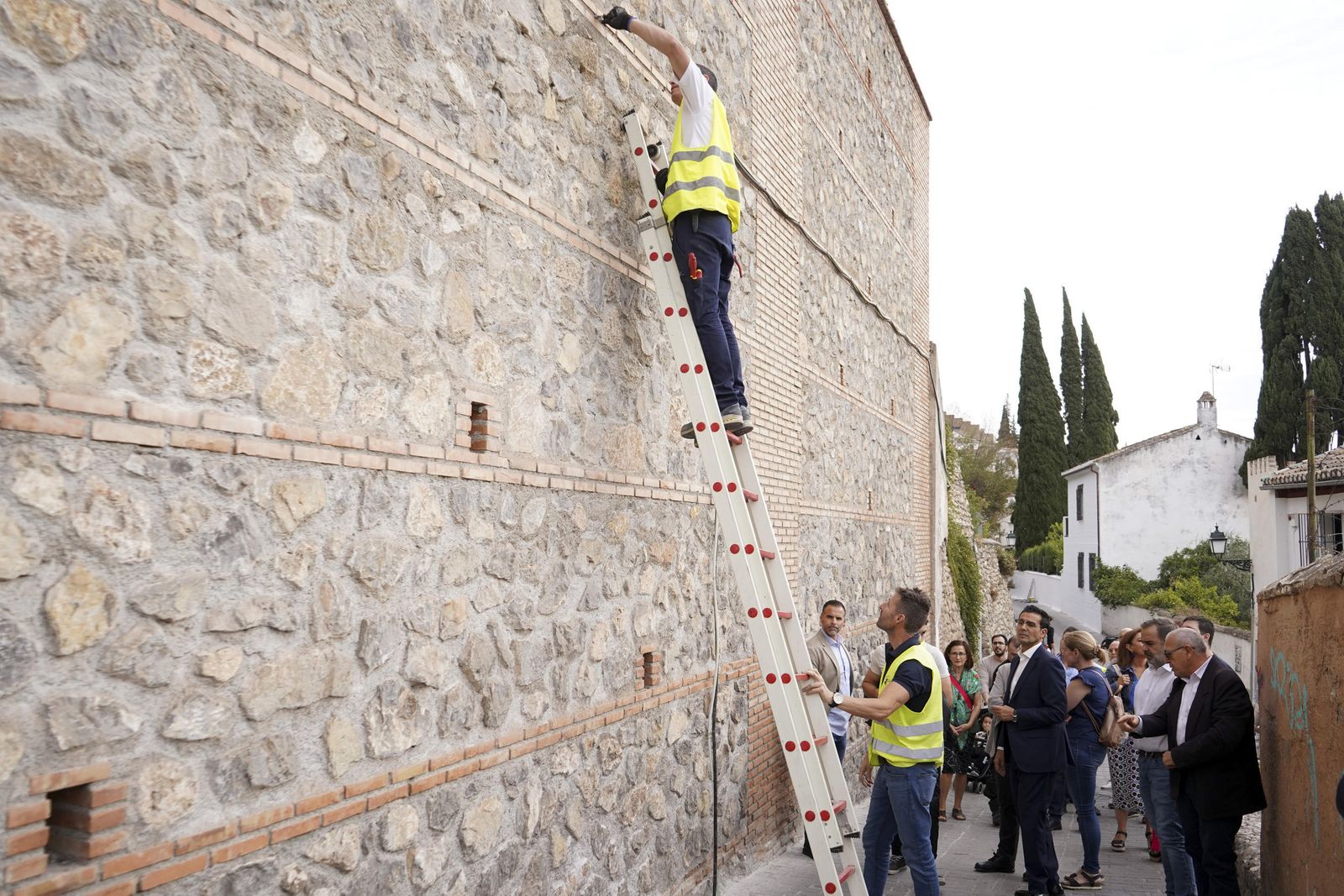 El alcalde ha visitado esta mañana el barrio para comprobar la actuación.