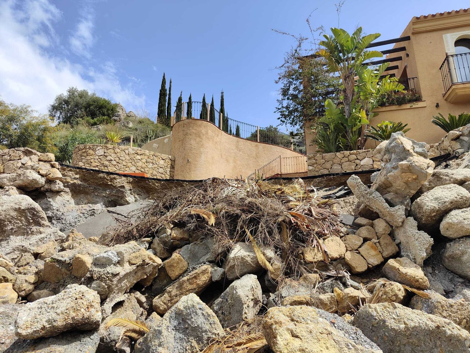 El derrumbe de un mirador en la sierra de Turre, en imágenes