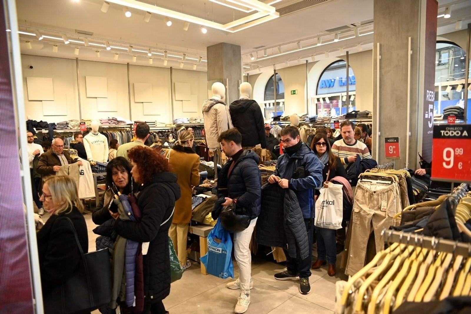 Las cordobeses se echan a la calle el primer día de las rebajas de invierno, en imágenes