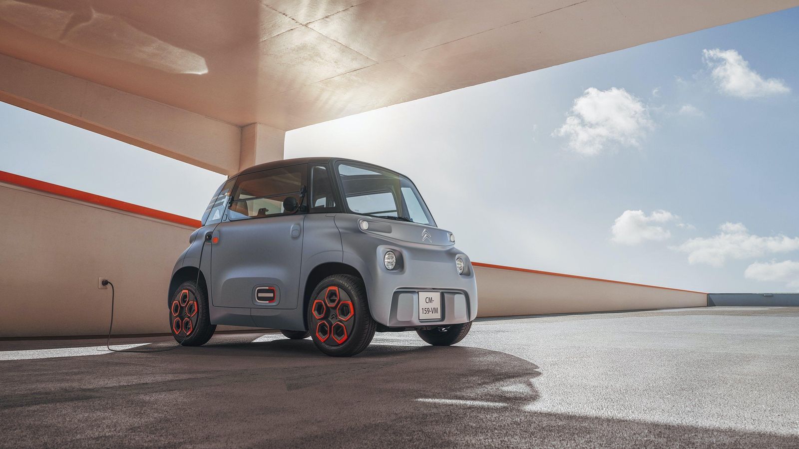 Cualquier enchufe le sirve al Citroën Ami para reponer electricidad en su batería, situada bajo el piso.