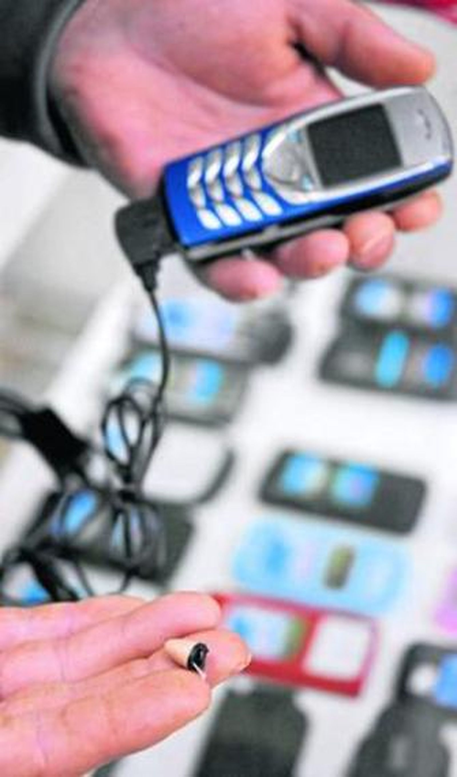 'Chuleta' tecnológica, con el minipinganillo en primer plano.