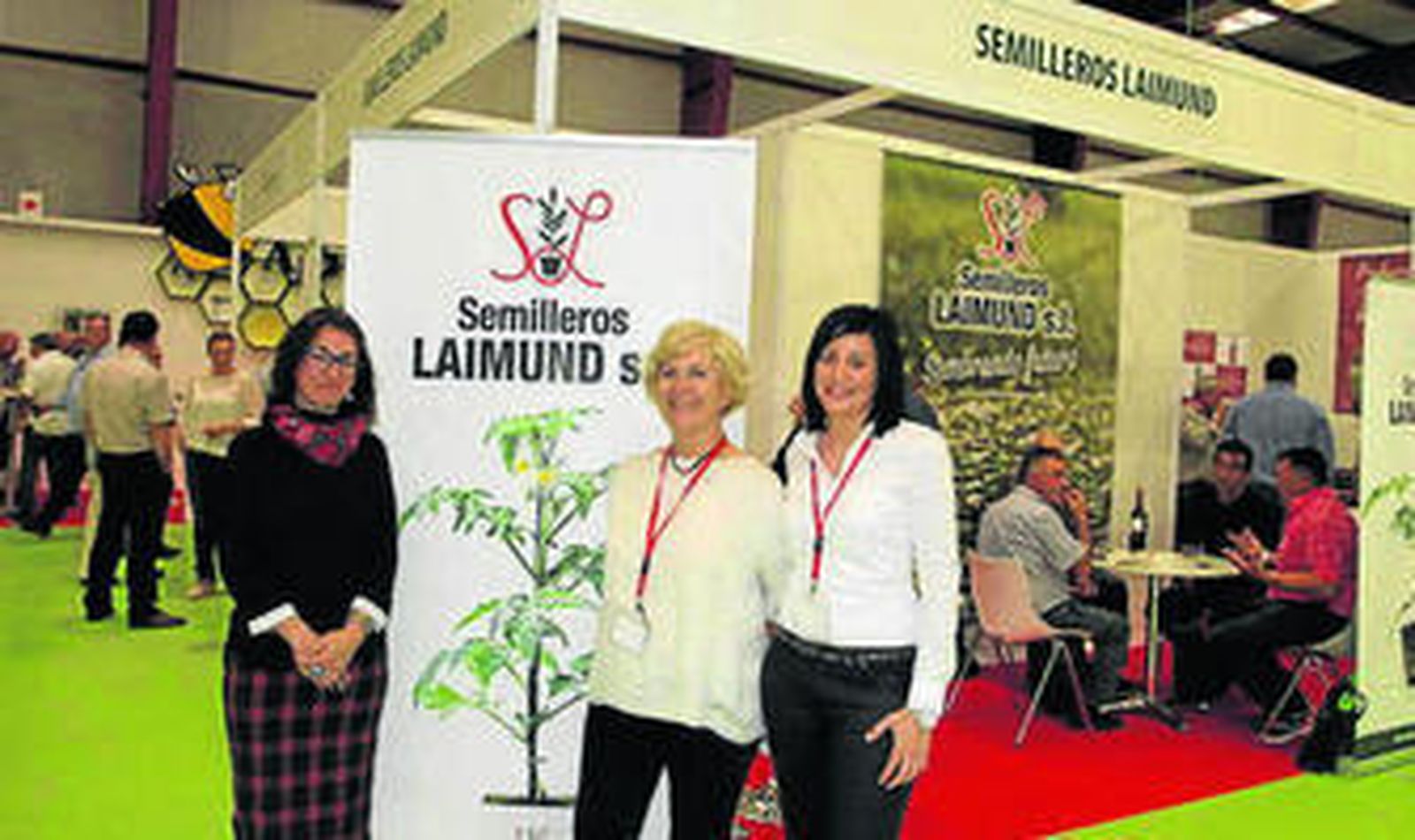 Teresa Antón, Manuela Cerezuela y Sandra Cerdán, en el estand de Laimund.
