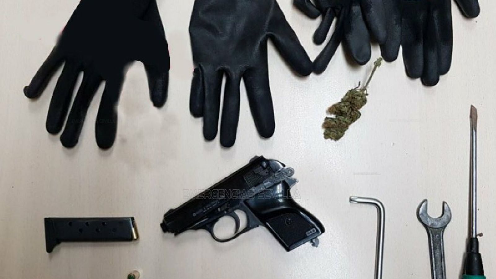 La pistola y otros efectos intervenidos a los delincuentes.