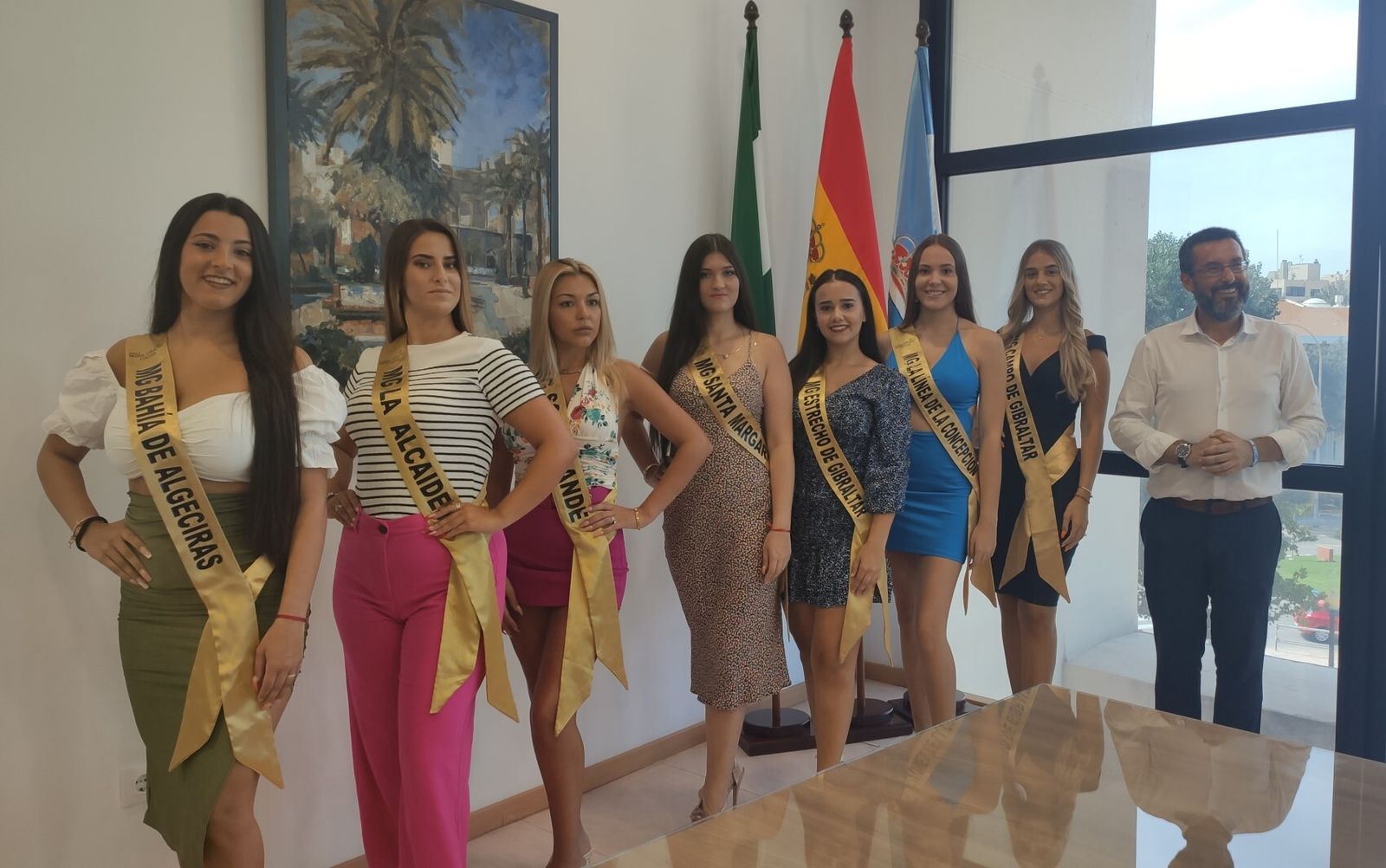 Las siete aspirantes de  Miss Grand Cádiz 2022 de La Línea, junto a Juan Franco